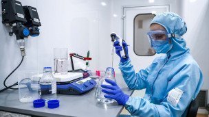Сотрудник лаборатории на предприятии полного цикла по выпуску реагентов для генетической идентификации личности человека