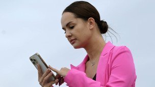 Девушка с мобильным телефоном в руках