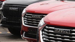 Автомобили на парковке дилерского центра Haval.
