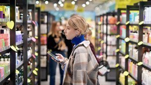 Девушка в магазине косметики 