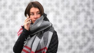 devushka-govorit-po-telefonu