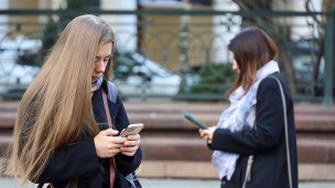 Девушка с телефоном