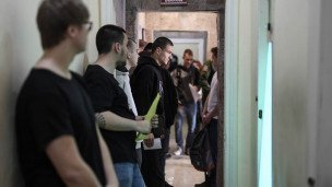 Молодые люди ждут своей очереди для прохождения медосмотра в военкомате 
