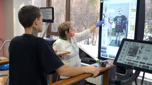 Медицинский работник помогает пациенту во время прохождения процедур 