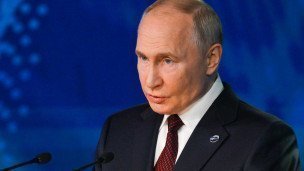 Президент РФ Владимир Путин во время пленарной сессии