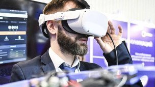 мужчина в очках виртуальной реальности