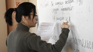 devushka-u-doski-vo-vremya-zanyatiya-po-russkomu-yazyku