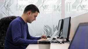 Мужчина за компьютером 