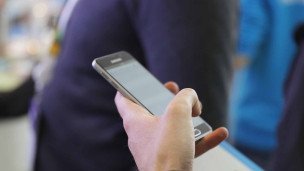 Телефон в руках у мужчины