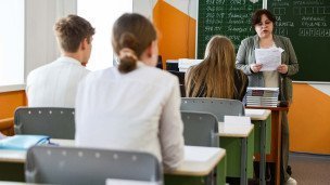 Школьники и учитель перед началом проведения ЕГЭ