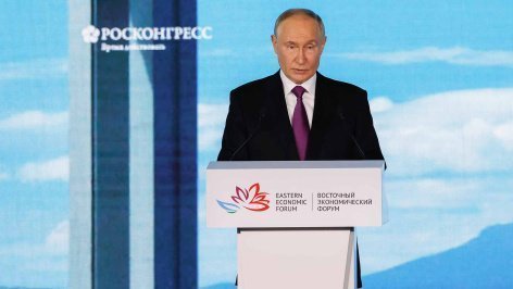 Владимир Путин на пленарном заседании IX Восточного экономического форума