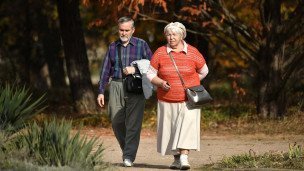 Пожилые люди гуляют в парке