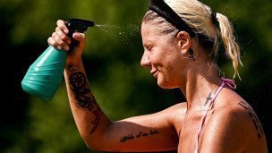 Devushka-otdykhayet-na-naberezhnoy