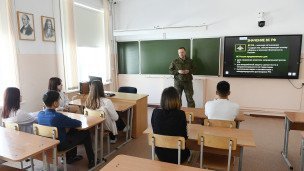Военнослужащий РФ во время занятия в школе