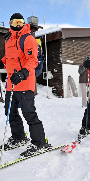 Туристы на горнолыжном курорте