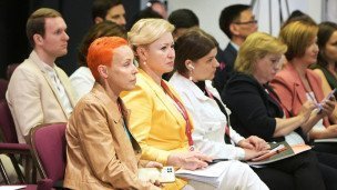 Предприниматели и предпринимательницы сидят на форуме