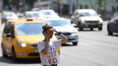 Девушка разговаривает по телефону на улице