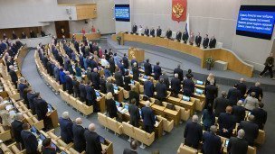 Депутаты на первом пленарном заседании весенней сессии Государственной Думы РФ