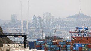 Контейнеры на территории Владивостокского морского торгового порта