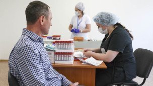 мужчина во время прохождения диспансеризации