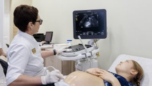 Пациентка и врач во время УЗИ 