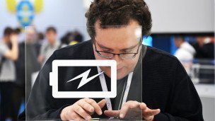 Мужчина заряжает смартфон