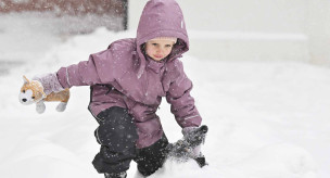 девочка играет на улице