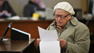 Пожилая женщина с документами