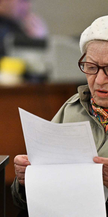 Пожилая женщина с документами