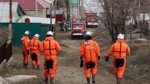 Сотрудники МЧС России во время обхода домов 