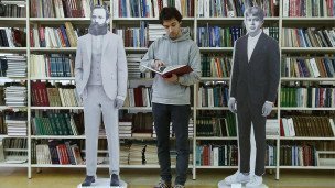 Посетитель в библиотеке 