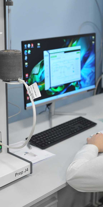 Студент за ноутбуком в лаборатории