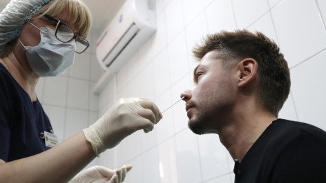  Взятие мазка из носа у мужчины 