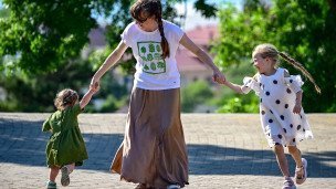 женщина с двумя детьми на прогулке