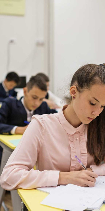 Школьники на уроке