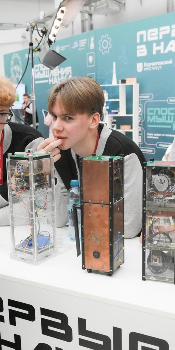 Молодые ученые с изобретением на конгрессе 