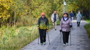 Пожилые люди в парке