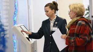 Сотрудница помогает посетительнице