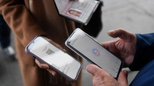 Посетитель предъявляет QR-код