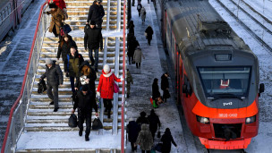 Пассажиры на платформе жд вокзала