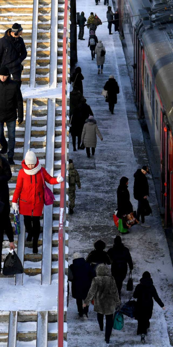 Пассажиры на платформе жд вокзала