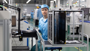 Сотрудники в цехе монтажа печатных плат 