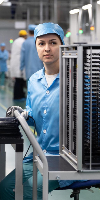 Сотрудники в цехе монтажа печатных плат 