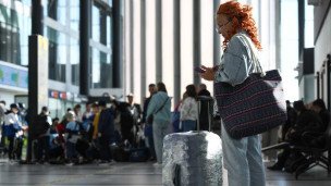 Пассажир в зоне регистрации в аэропорту