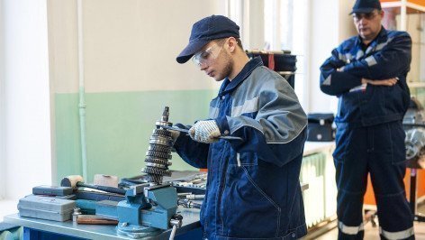 Студент во время работы на станке в колледже