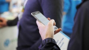 Мужчина с телефоном в руках