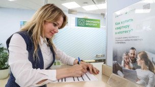 Сотрудница банка за работой