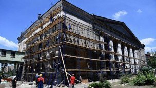 Восстановительные работы разрушенного дворца культуры