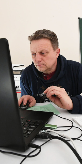 Преподаватель за ноутбуком 