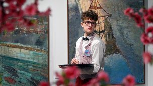 Официант на открытии выставки